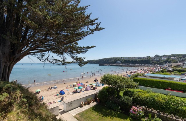 Swn Y Tonnau - Sea Front Apartment Spectacular Sea Views Parking Direct Beach Access