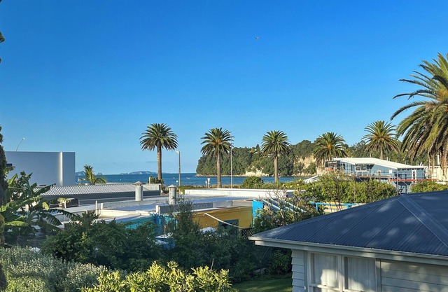 Sybil's Place, Whitianga. TOP LOCATION Beach and Town at your doorstep