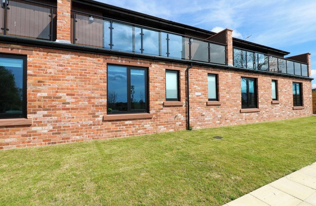 SYCAMORE COTTAGE, pet friendly, with a garden in Frizington