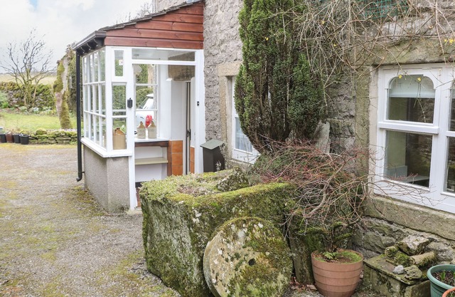 SYCAMORE COTTAGE, pet friendly, with a garden in Foolow