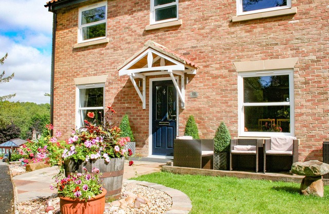 SYCAMORE COTTAGE, pet friendly, with a garden in Hutton Rudby