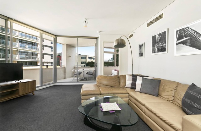 Sydney- SHE35 - Shelley Street - Stylish 2BR Apartment with Pool Gym in Vibrant King Street Wharf Precinct