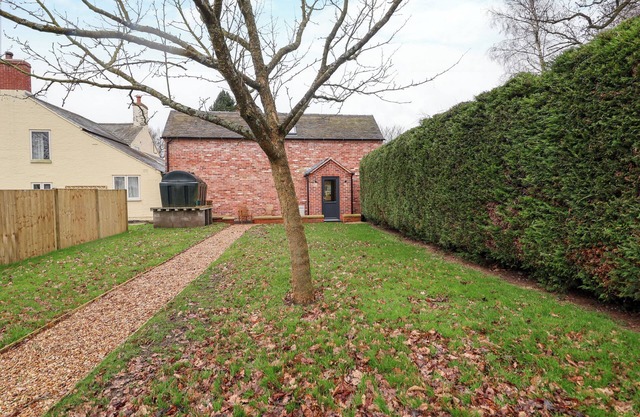 SYLVA COTTAGE, pet friendly, with a garden in Cockshutt