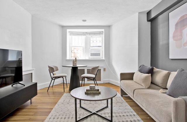 Symphony 1BR next door to laundromat