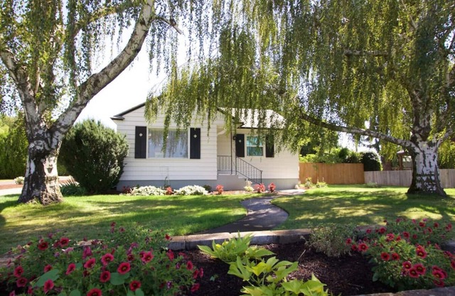 Syvila's Cottage · Syvila's - Charming Updated Cottage