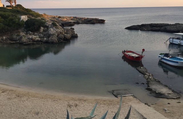 The Conchiglia is located in front of the “Baia del Pescatore” Leporanonnn