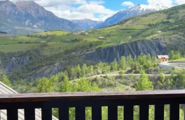 T1 at the foot of the slopes in Le Sauze with magnificent views in summer and winter!