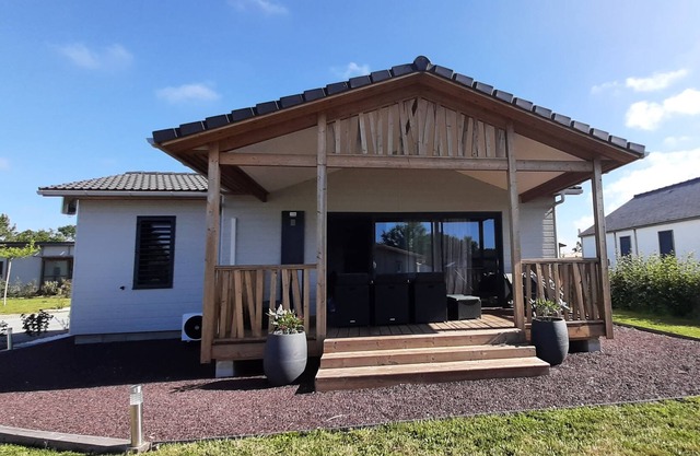 T17 - 3 bedroom chalet on a site with swimming pool