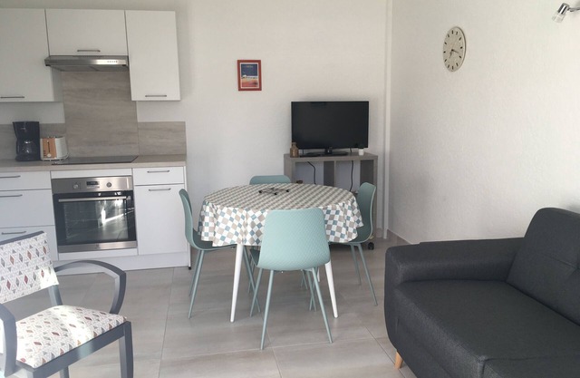 T2, completely renovated in 2021, 100m from the sea. Small, quiet residence.