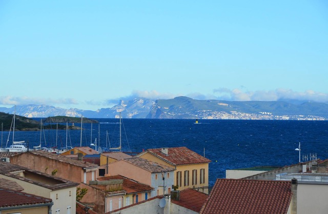 T2 + Corner cabin Le Brusc 200m from the sea with exceptional view