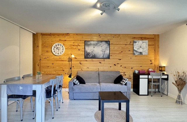 T2 ensoleillé avec terrasse et vaste jardin commun