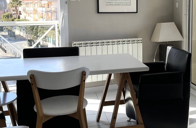 T2, luxury, 52m2, HYPERCENTRE SANARY, parking, air conditioning, wifi, quiet, unobstructed view.