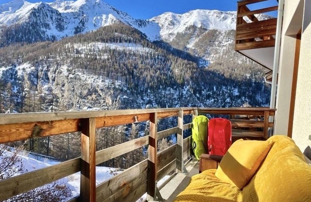 T3+mountain corner, 2 bathrooms, 50m from slopes and shops. SWIMMING POOL, Jacuzzi. WI-FI