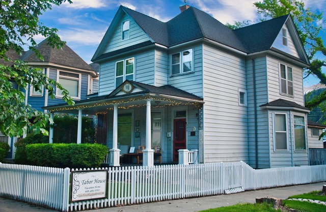 Tabor House All Season Vacation Rental LLC/Perfect for Families, Pets Welcome