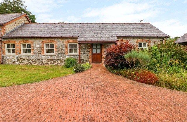 TAF COTTAGE, pet friendly, with hot tub in Llandeilo