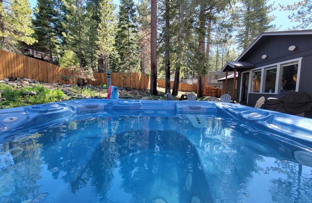 Tahoe City Retreat with A/C & hot tub -Dollar Point- walk to beach - fenced yard
