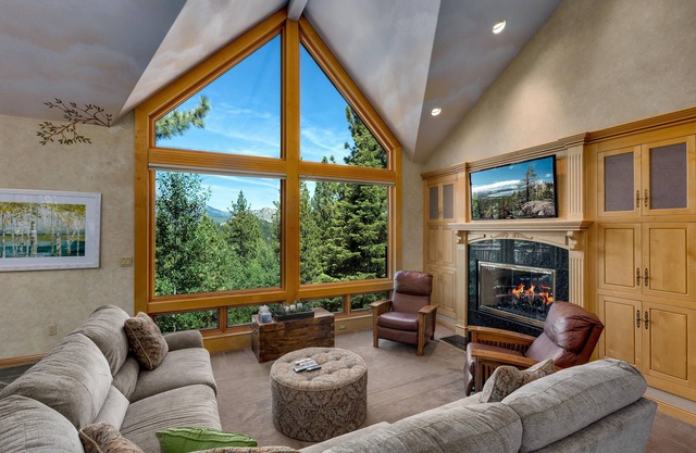 Tahoe Crestview Lodge with Stunning Views and Great Amenities