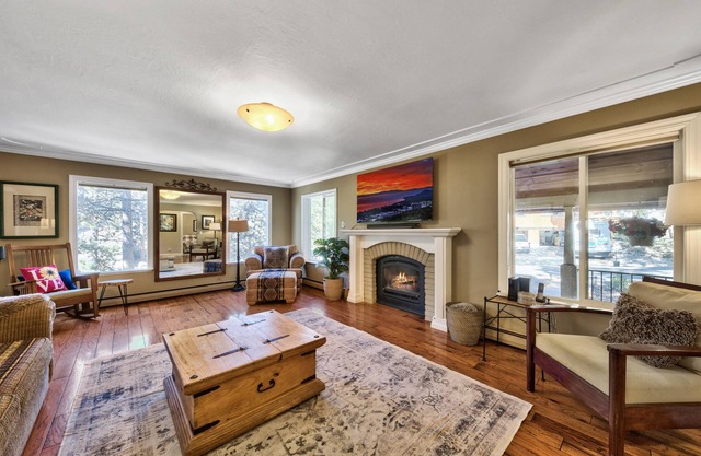 Tahoe Family Villa - Family memories, Pets, Hot Tub, Close to Trails, Skiing