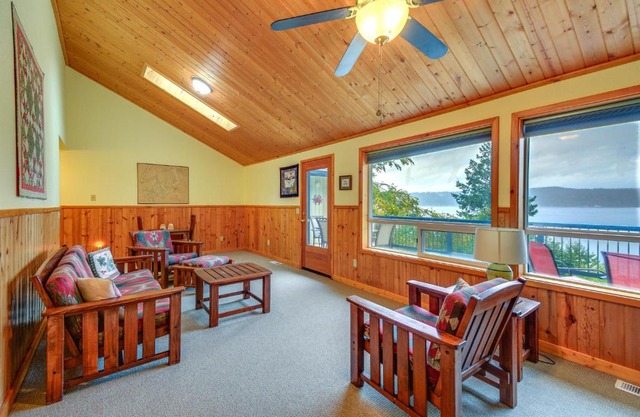 Tahuya Cabin Hood Canal and Olympic Mountain Views!