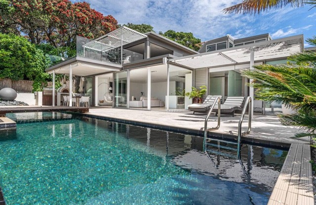Takapuna Clifftop with Pool & Hot Tub