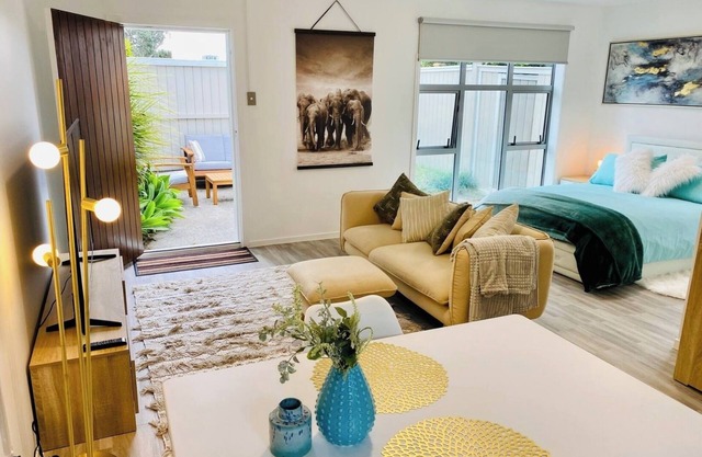 Takapuna Guest House. nModern, private self contained.nStroll to Beach & Shops