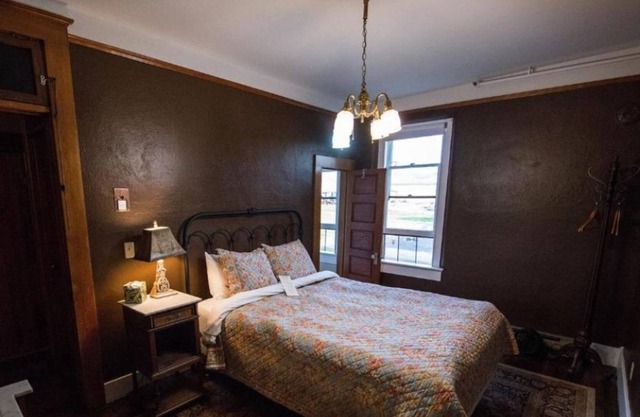 Take An Amazing Trip! Comes with FREE Parking, Close to Columbia River Gorge!