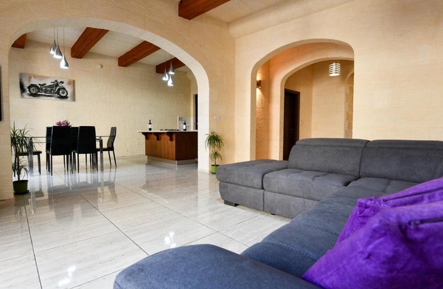 Tal-bengi Luxury Villa Indoor/Outdoor Pool