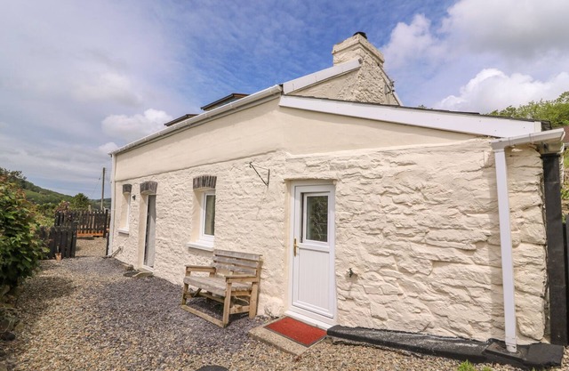 TALIHARRIS COTTAGE, pet friendly, with open fire in Llandysul