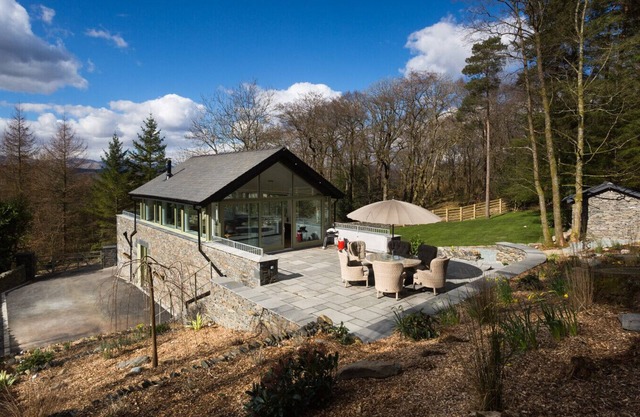 TALL TREES, pet friendly, with open fire in Bowness-On-Windermere