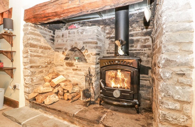 TALWORTH, pet friendly, character holiday cottage in Bwlch