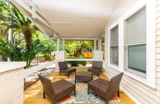 Tampa Bungalow! Near zoo, airport, bush gardens & restaurants. Private backyard!