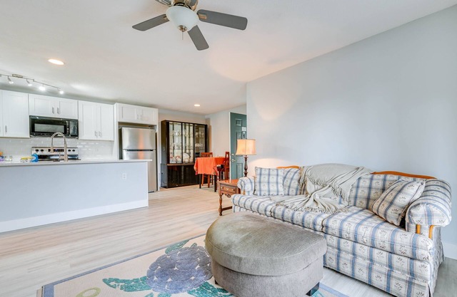 Tampa Condo w/ Pool Access: 9 Mi to Beach!