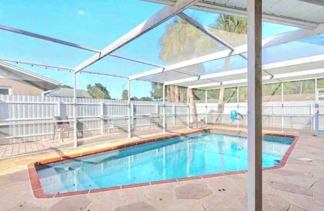 Tampa Home w BBQ patio pool/5 Beds/9 Guests