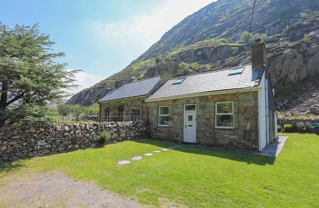 TAN MEREDYDD, family friendly, with open fire in Drws Y Coed