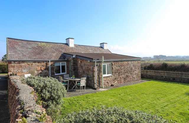 TAN TWR FARM COTTAGE, pet friendly, with a garden in Dwyran