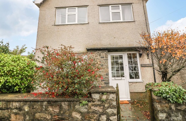 TAN Y BRACTY, pet friendly, country holiday cottage in Nefyn
