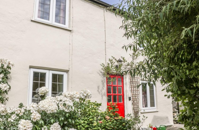 TAN Y RHOS ISA, pet friendly, with open fire in Glyn Ceiriog