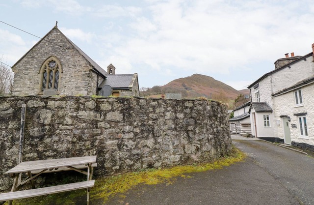 TANAT COTTAGE, pet friendly, character holiday cottage in Llangynog