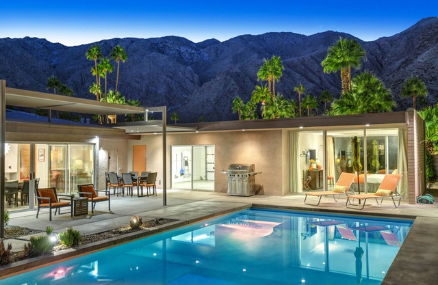 Tangerine Twist - Stunning 5 Bedroom in the Upscale Las Palmas Area.
