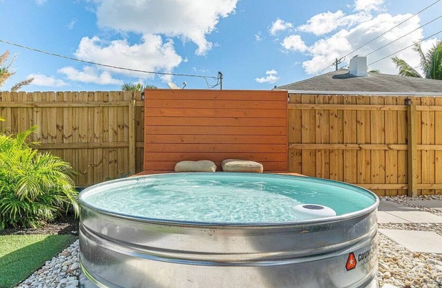 Tank Pool, Putting Green & 1 Mile to the Beach!