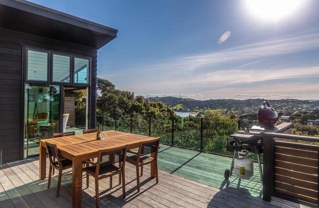 Taonga with panoramic ocean views - Welcome to Taonga, a premium holiday home nestled on the edge of Oneroa. With three bedrooms and 1.5 luxury bathrooms this property is perfect for three couples of a family group. Its elevated position offers a sup