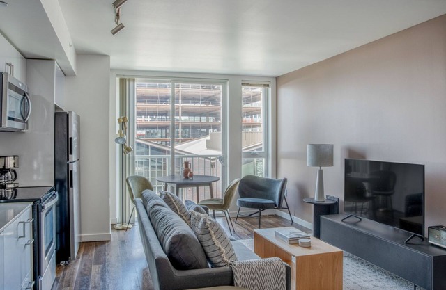 Tasteful Bellevue Studio w/Gym & W/D, nr Shopping, by Blueground