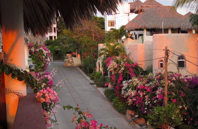Tasteful Casita on a Quiet Street Near Beaches with Views!