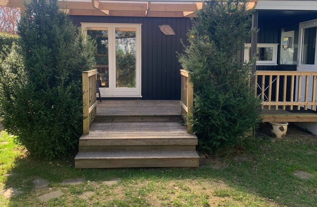 Tasteful chalet with veranda in the Veluwe