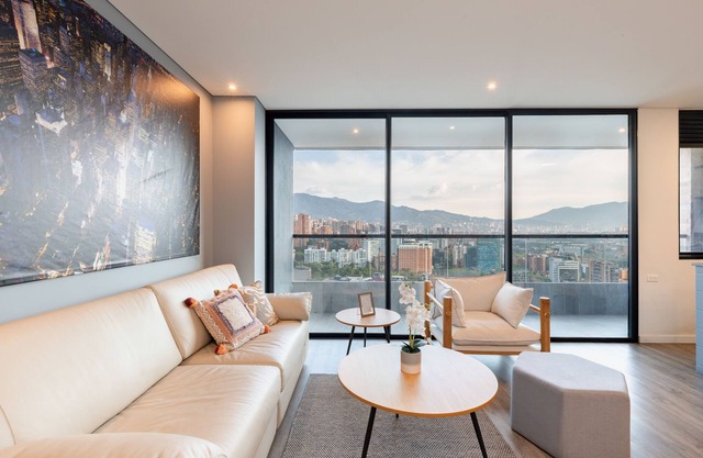 Tasteful flat with amazing view in El Poblado wtih pool and gym