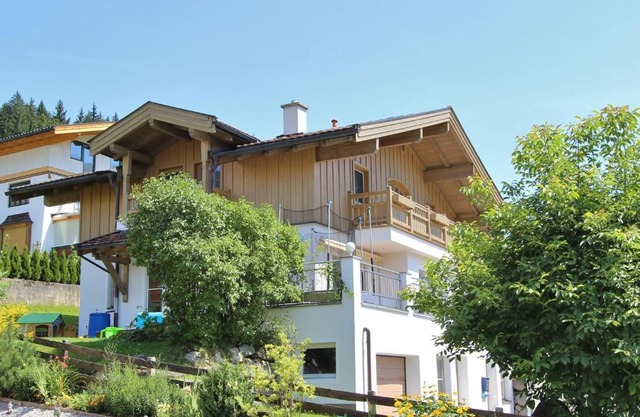 Tasteful Holiday Home in Hollersbach im Pinzgau with Garden