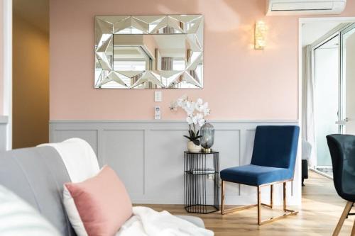 Tasteful Luxury Modern 2BR with Aircon in the City Next to Albert Park