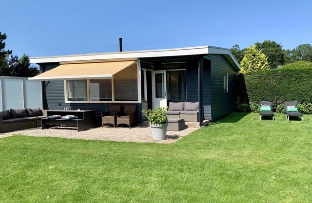 Tastefully furnished, detached 4-person bungalow on a generous plot on the popular Eureka bungalow park near the beach, sea, dunes and woods. Free WiFi, washing machine.