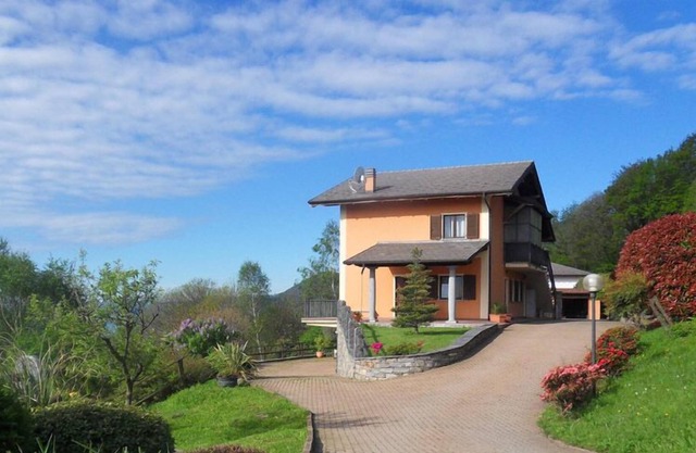 Tastefully furnished 2-room apartment with fantastic sea view