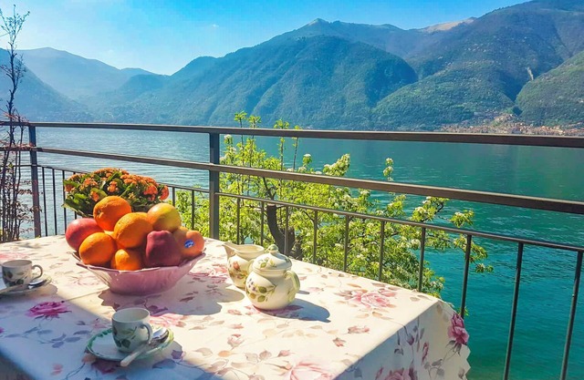 Tastefully furnished 2-room apartment in direct sea location with pool and private beach